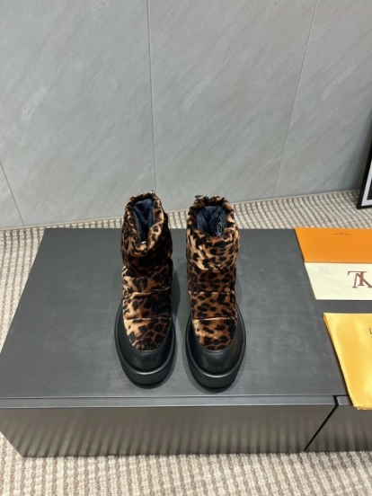 Louis Vuitton Fall/Winter 2025 Snow Boots with Round Toe and Thick Sole - KFY00310